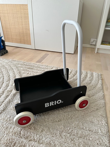BRIO kävelyvaunu musta