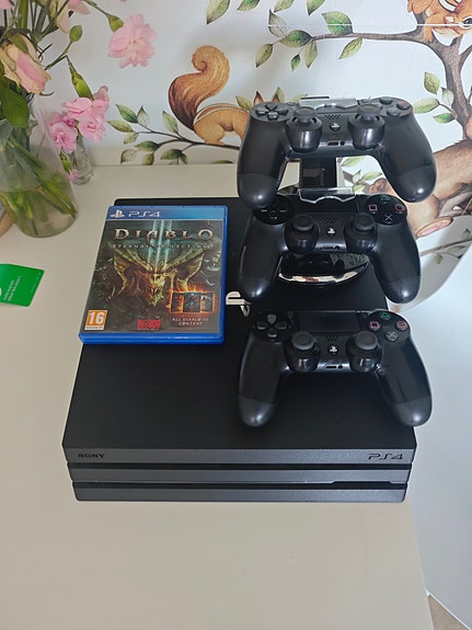 PS4 Pro 1tb 3 ohjainta+latausasema+1 peli