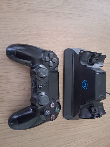 PS4 ohjain ja dacota lataustelakka