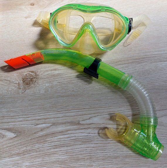Snorkkeli ja uimalasit, räpylät ja  sininen snorkkeli