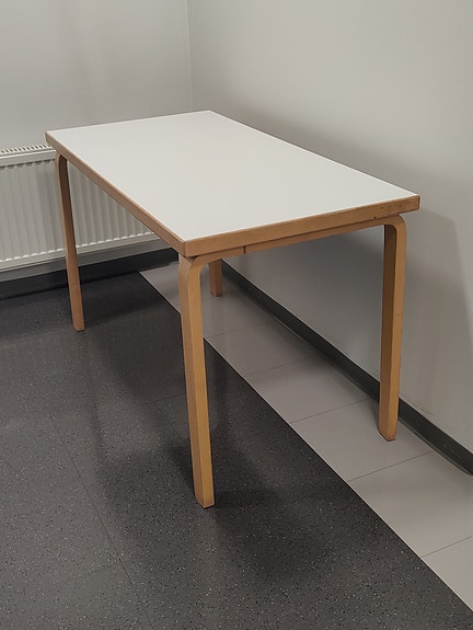 Artek 80A ruokapöytä