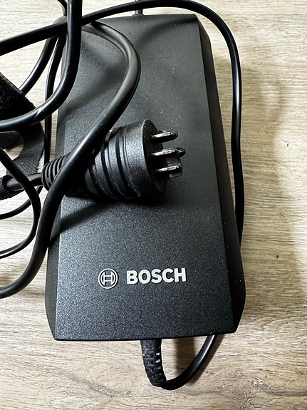 Bosch BCS250 eBike Battery Charger 36V laturi