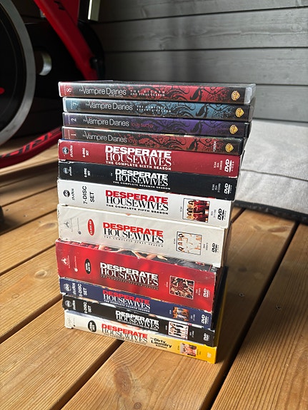 Desperate Housewives ja Vampire Diaries DVD-bokseja