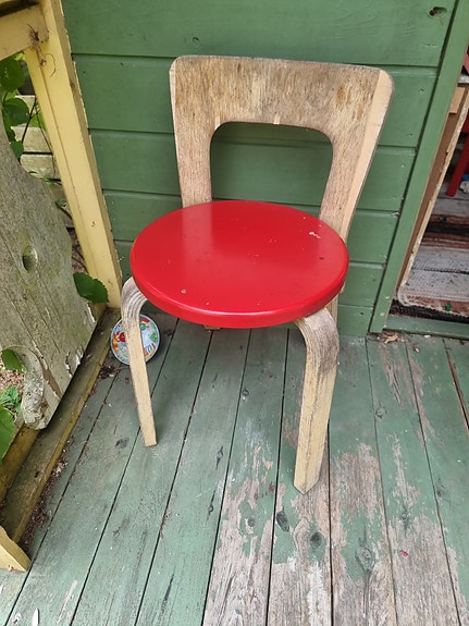 Artek lasten tuoli punaisella istuimella