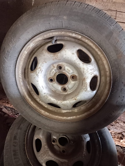 Toyotan renkaat vanteilla.