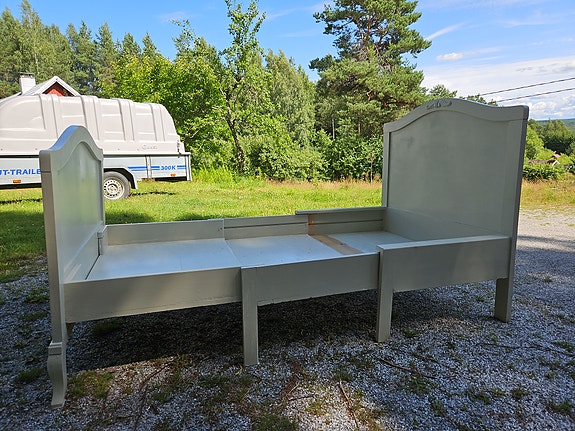 vaaleanharmaa päästävedettävä puusänky
