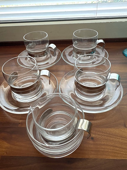 Iittala lasiset kahvikupit ja lautaset metallikahvalla