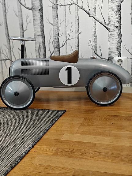 Peltinen potkuauto