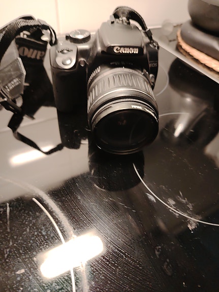 Canon järjestelmäkamera objektiivilla