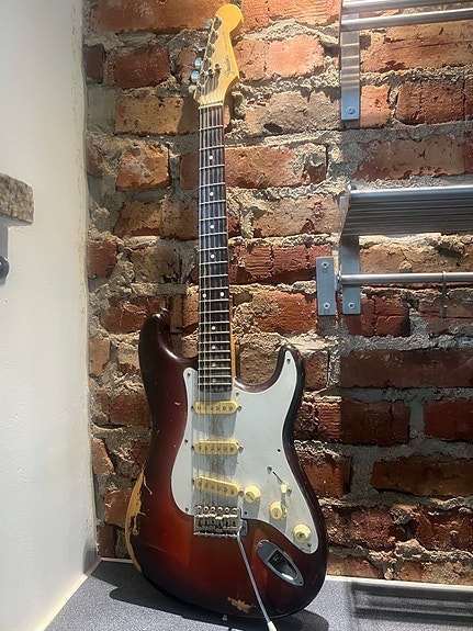 Fender Stratocaster sähkökitarat sunburst