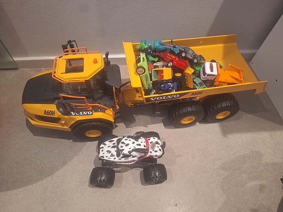 Monsteriauto ja Volvon iso auto (ja kasa autoja)