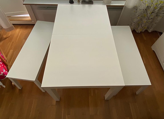 Ikea Bjursta pöytä ja kaksi Sigurd penkkiä