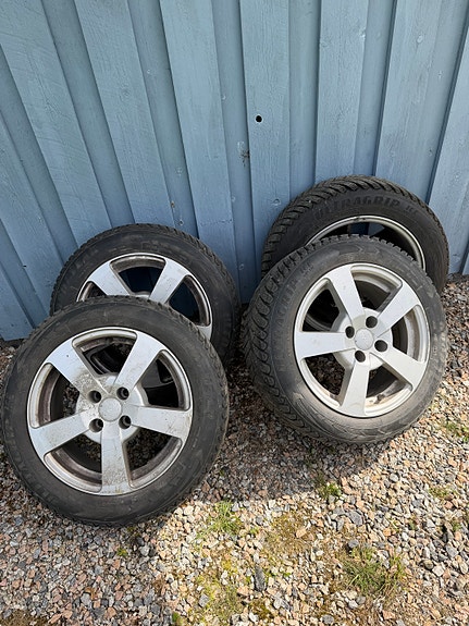 Fiat Punton talvirenkaat alumiinivanteilla