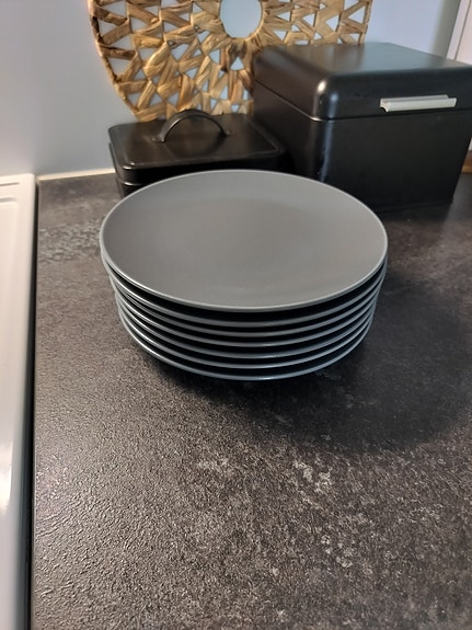 IKEA harmaat lautaset