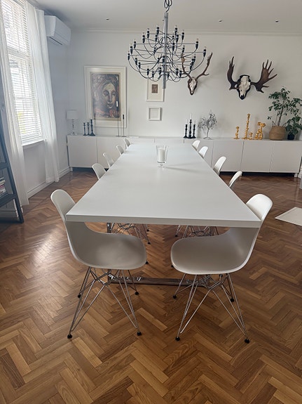 Iso ruokapöytä