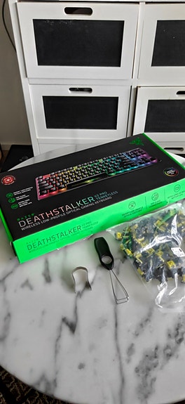 Razer DeathStalker V2 Pro TKL Wireless (Linear Red) + Extras