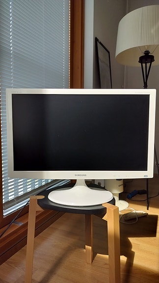 Samsung valkoinen näyttö/tv (24 tuumaa)