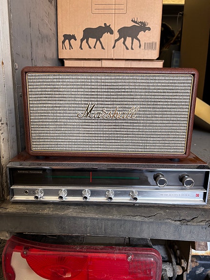 Marshall Stanmore-kaiutin ja Panasonic-viritinvahvistin