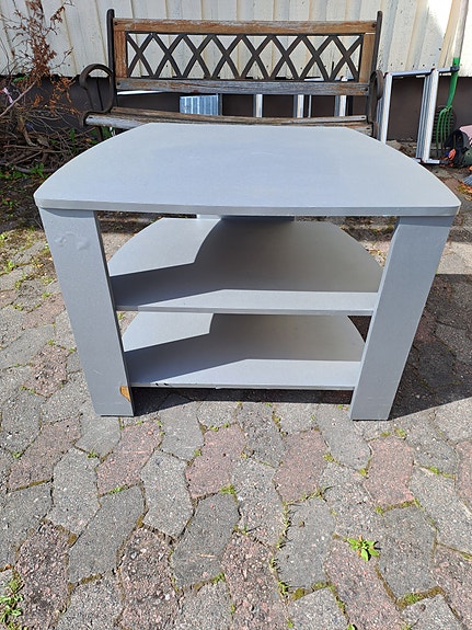 Harmaa TV-taso
