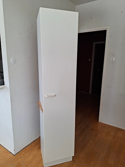 Korkea kaappi
