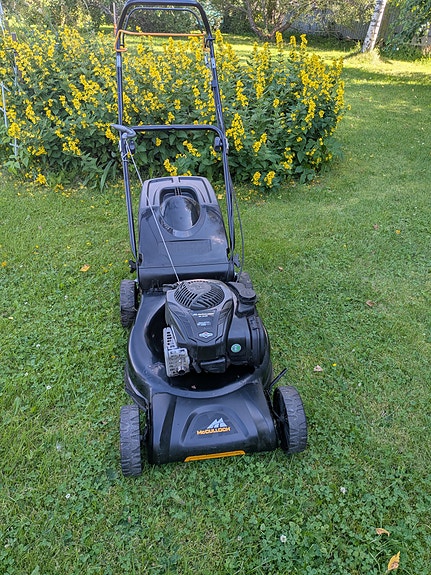 Huollettu vetävä keräävä ruohonleikkuri