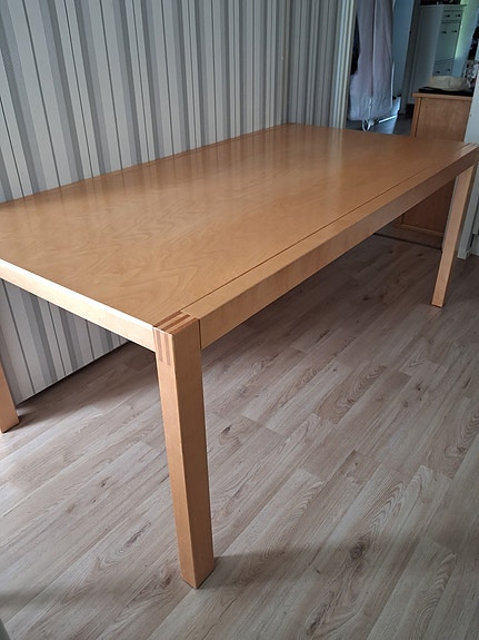 Puinen iso ruokapöytä