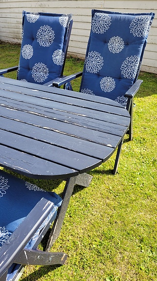 Puinen pöytä, 4 tuolia ja pehmusteet