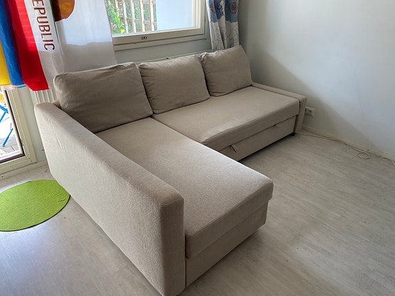 Beige vuodesohva Friheten (IKEA) / Beige sofa-bed Friheten (IKEA)