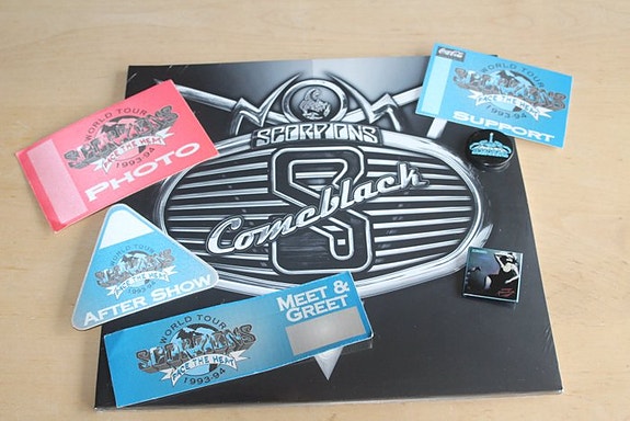 Scorpions - Comeblack + Buttons + Backstage Passes - 2 x LP-albumi