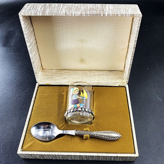Koriste-esine (2) - Silver Baby Set (1 Glass + 1 Spoon) in special case -