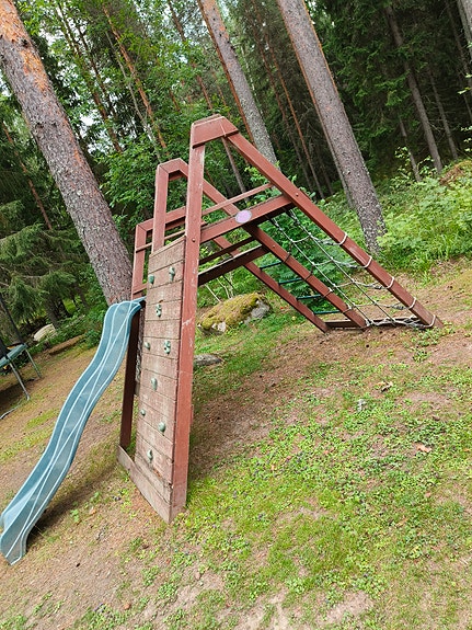 Lasten kiipeilyteline/liukumäki/maja