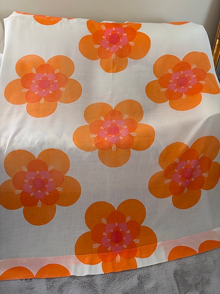 Verho retro/ valkoisella pohjalla isot oranssit kukat