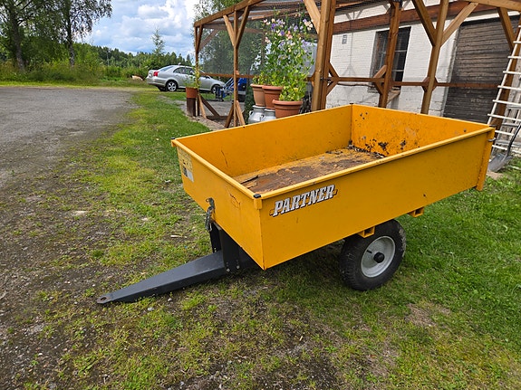 Partner ruohonleikkurin kippikärry, puutarha- ja pihakärry