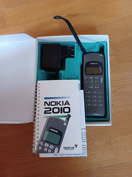 Nokia 2010 - klassikkopuhelin alkuperäispakkauksessa