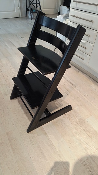 Stokke Tripp Trapp lastentuoli musta