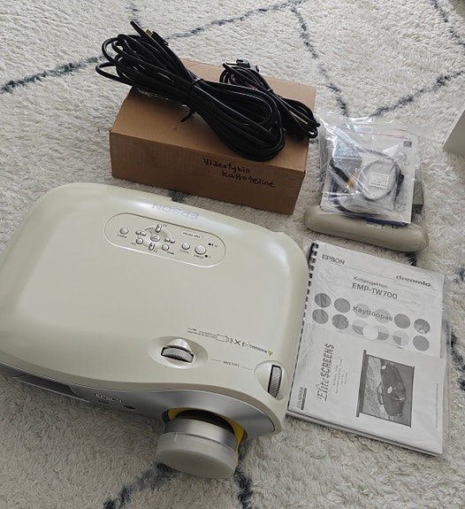 Videotykki Epson EMP-TW700 ja moottoroitu valkokangas