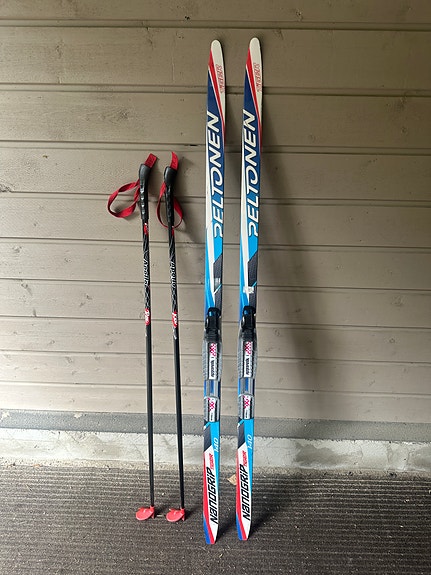Peltonen sukset 140cm + Rottefella NNN-siteet + sauvat