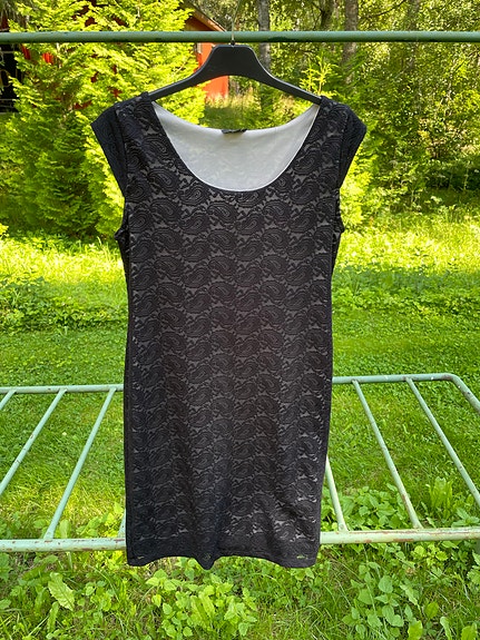 Musta kotelomekko