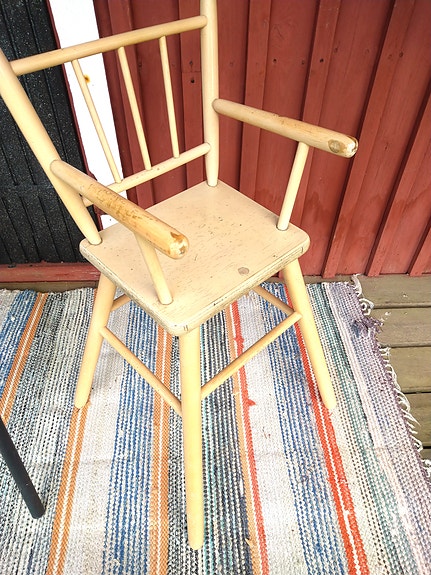 Lasten vanha korkea tuoli.
