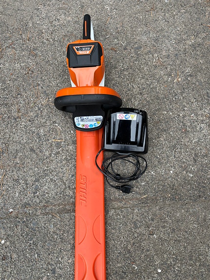Myydään Stihl pensasleikkuri ja Stiga oksasilppuri .