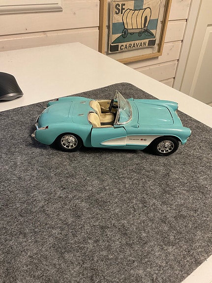 Bburago 1/18 scale 1957 Chevrolet Corvette Convertible
