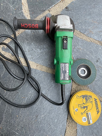 Kulmahiomakone Hitachi G13SB ja rasia laikkoja