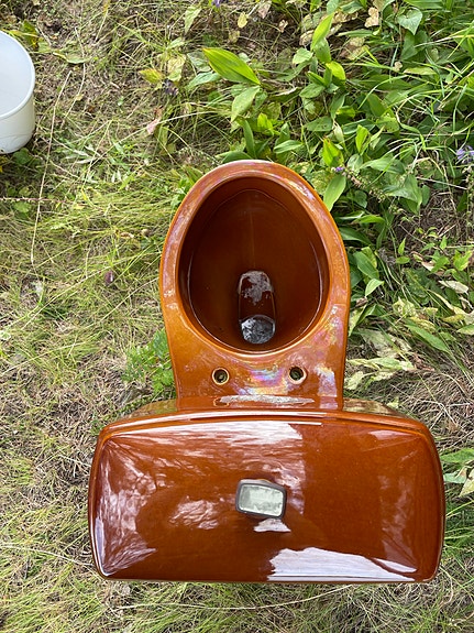 Arabia ruskea wc-istuin säiliöllä