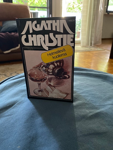 Agatha Christie  Helmeilevä kuolema