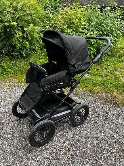 BRIO mustat yhdistelmävaunut