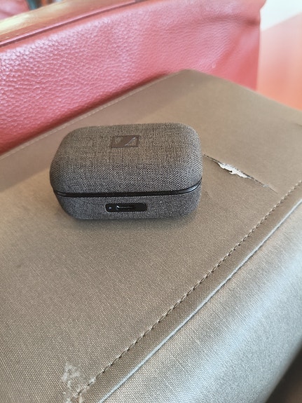 Sennheiser langattomat nappikuulokkeet latauskotelolla