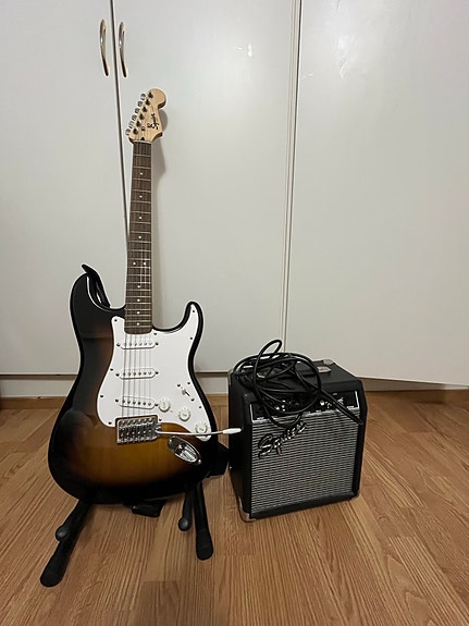 Squier Stratocaster sähkokitara sunburst + Fender Frontman 10G + kitarateline
