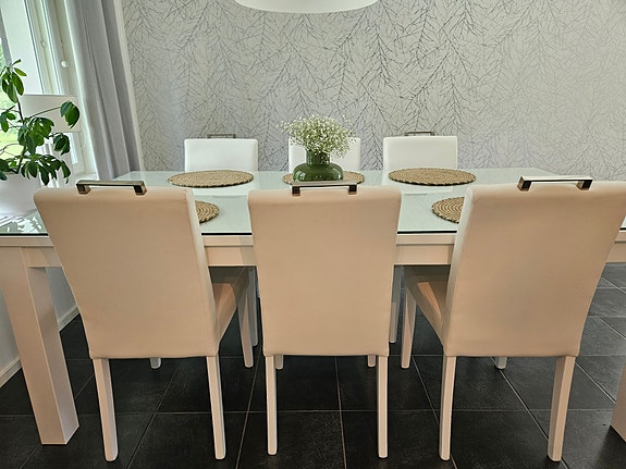 Ruokailuryhmä kuudella tuolilla