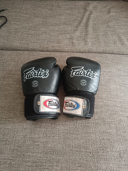 Fairtex nyrkkeilyhanskat musta