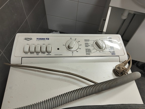UPO päältä täytettävä pesukone valkoinen